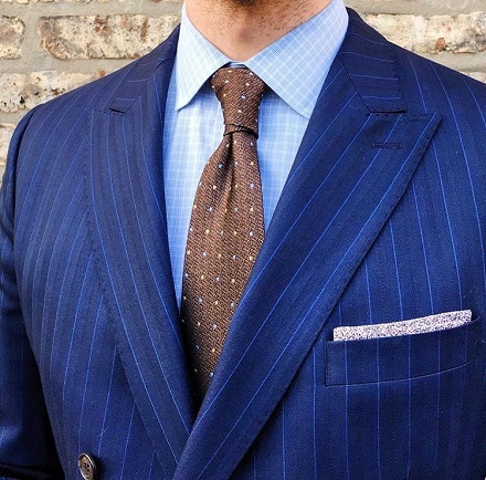 想要西裝質(zhì)量好,當(dāng)然是要選擇定制西裝 不想把西裝穿的像賣房的? 那是你不知道人家穿的是什么?